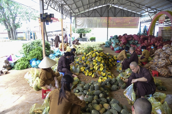 Chùa Hoằng Pháp: Tiếp tục hỗ trợ người dân khó khăn trong đại dịch Covid (đợt 8)